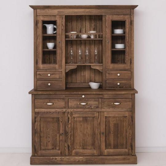 hneda komoda vidiecky styl na mieru masivne drevo keramicke uchytky rustikalna obyvacka kuchyna vitrina nabytok lameridiana balaton chata renovacia sedliacky dom sedliacky styl.jpg